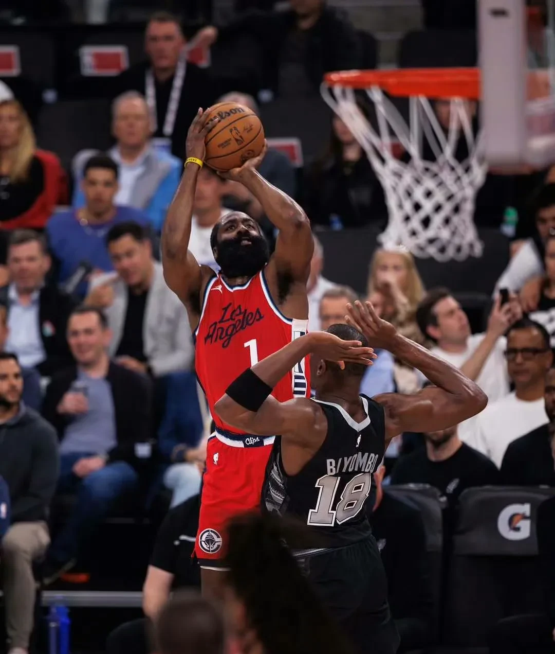 三亿体育 -包含赛地聚焦——社区盾窗口期热度飙升，洛杉矶湖人外线爆发，震撼外界，训练强度明显提升的词条